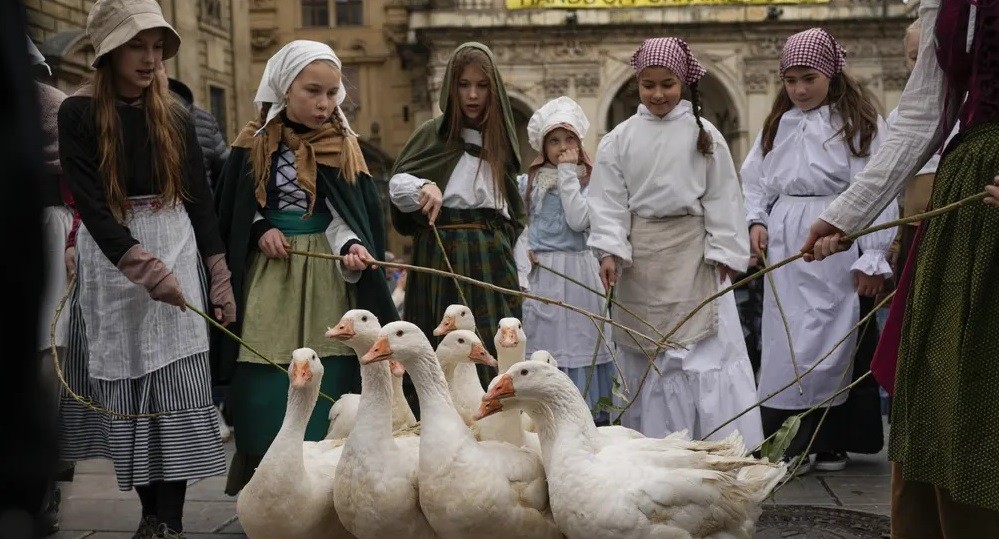 Ảnh ấn tượng tuần (7-13/11): Nữ binh sĩ Ukraine bắn pháo tự hành 2S7 Pion, Nga rút khỏi Kherson, gay cấn bầu cử giữa kỳ Mỹ-ông Biden giành lợi thế lớn