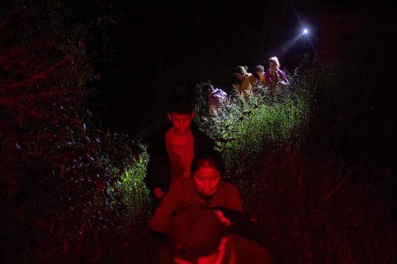 Ảnh ấn tượng tuần (7-13/11): Nữ binh sĩ Ukraine bắn pháo tự hành 2S7 Pion, Nga rút khỏi Kherson, gay cấn bầu cử giữa kỳ Mỹ-ông Biden giành lợi thế lớn