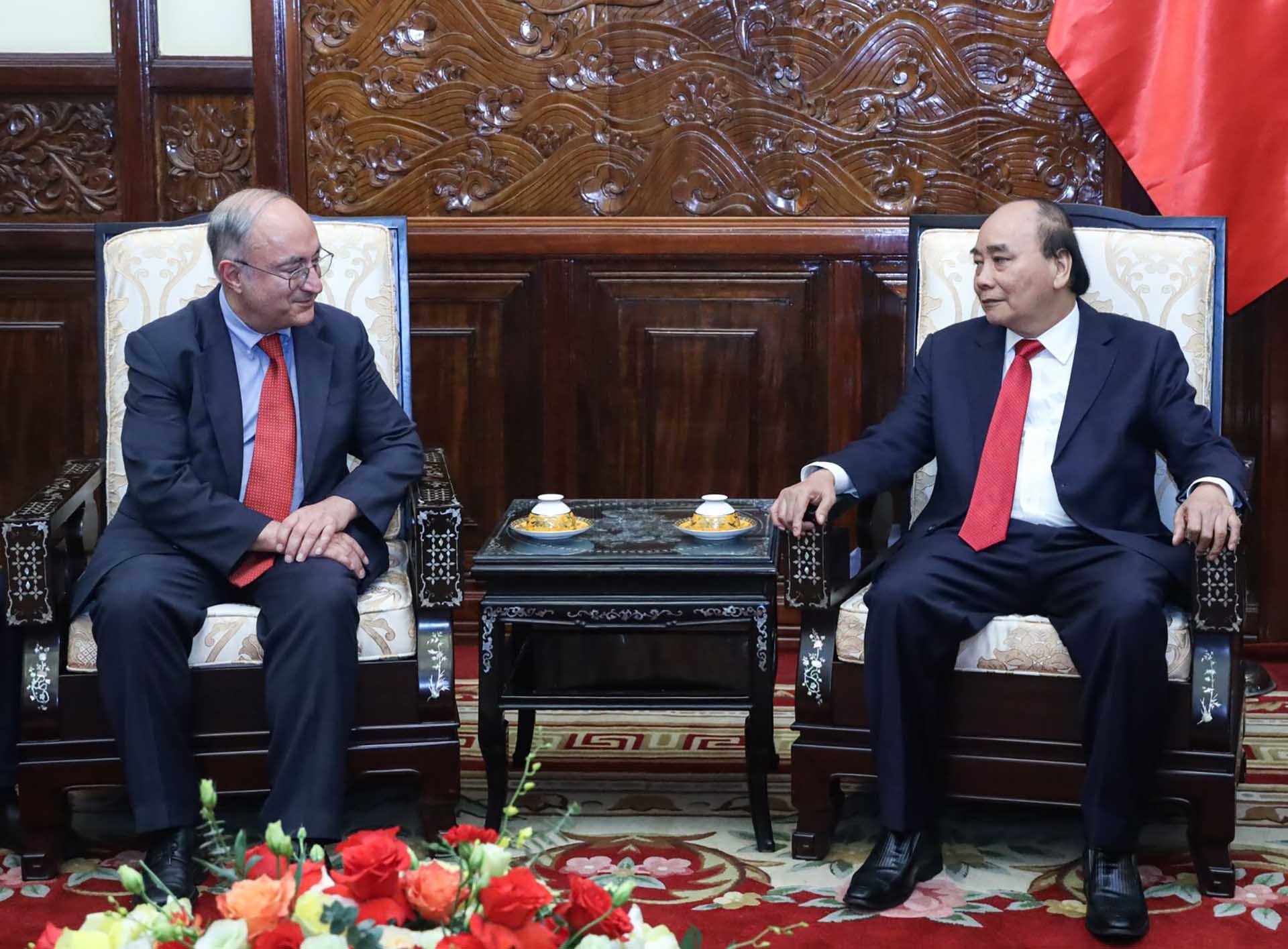 Chủ tịch nước Nguyễn Xuân Phúc tiếp Chủ tịch Tổ chức hỗ trợ đại học thế giới Cộng hoà Liên bang Đức Kambiz Ghawami. (Nguồn: VPCTN)