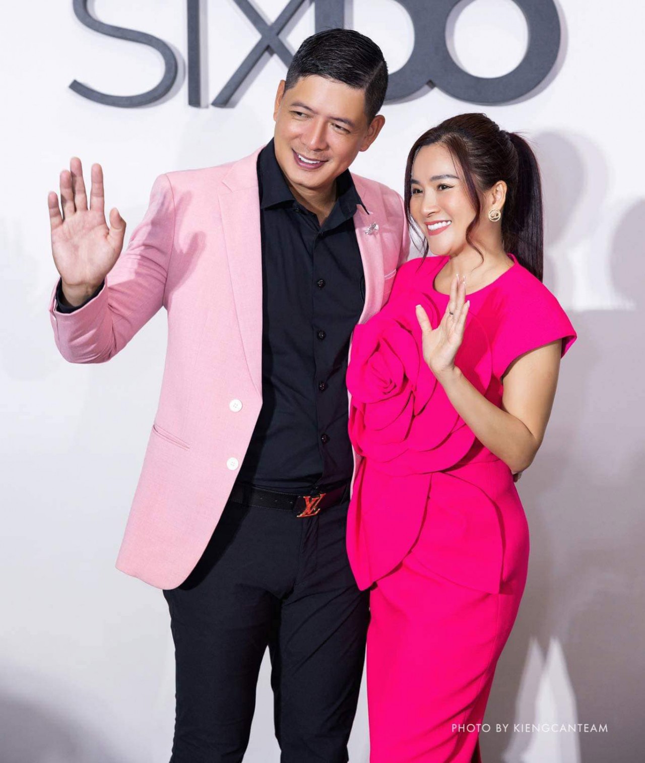 Bình Minh đưa vợ đi xem thời trang. Bình Minh đưa vợ đi xem thời trang.