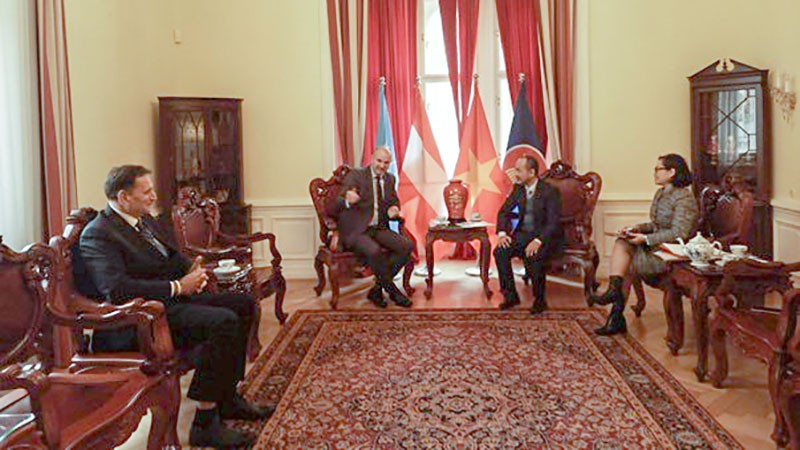 Đại sứ Nguyễn Trung Kiên tiếp và làm việc với ông Ales Cantarutti, Chủ tịch Phòng thương mại và công nghiệp Slovenia.