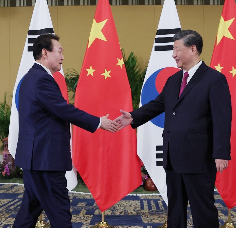 Ngày 15/11, Tổng thống Hàn Quốc Yoon Suk Yeol và Chủ tịch Trung Quốc Tập Cận Bình đã có cuộc gặp song phương đầu tiên tại Bali nhân dịp hai nhà lãnh đạo đến Indonesia tham dự Hội nghị thượng đỉnh G20. (Nguồn: Yonhap) Ngày 15/11, Tổng thống Hàn Quốc Yoon Suk Yeol và Chủ tịch Trung Quốc Tập Cận Bình đã có cuộc gặp song phương đầu tiên tại Bali nhân dịp hai nhà lãnh đạo đến Indonesia tham dự Hội nghị thượng đỉnh G20. (Nguồn: Yonhap)