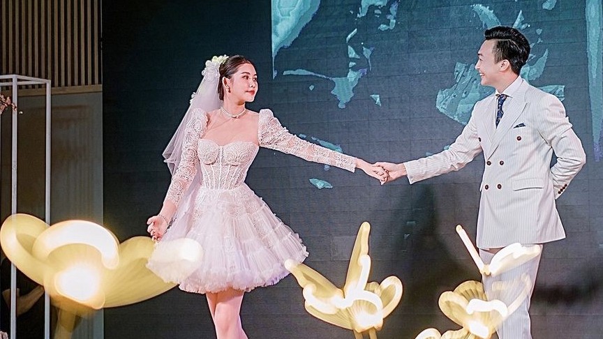 Hoa hậu Lê Âu Ngân Anh và chồng khiêu vũ tình tứ trong đám cưới