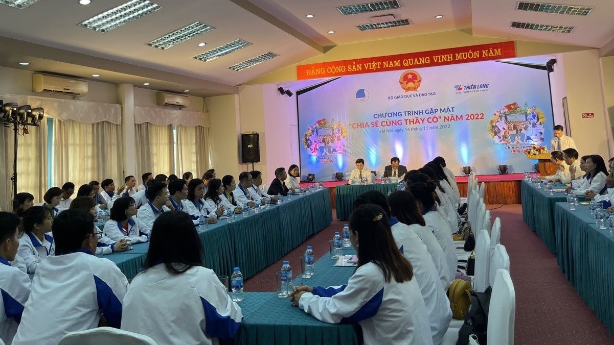 Mỗi thầy, cô giáo là tấm gương sáng về học tập, rèn luyện, đổi mới