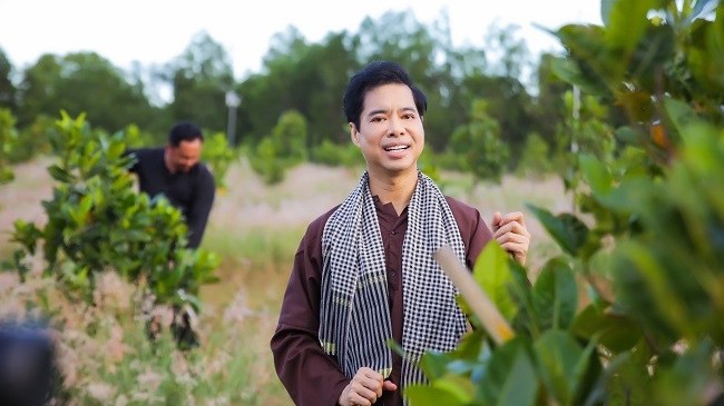 Ngọc Sơn giản dị trong áo bà ba, cùng người nông dân làm đẹp mảnh đất quê hương