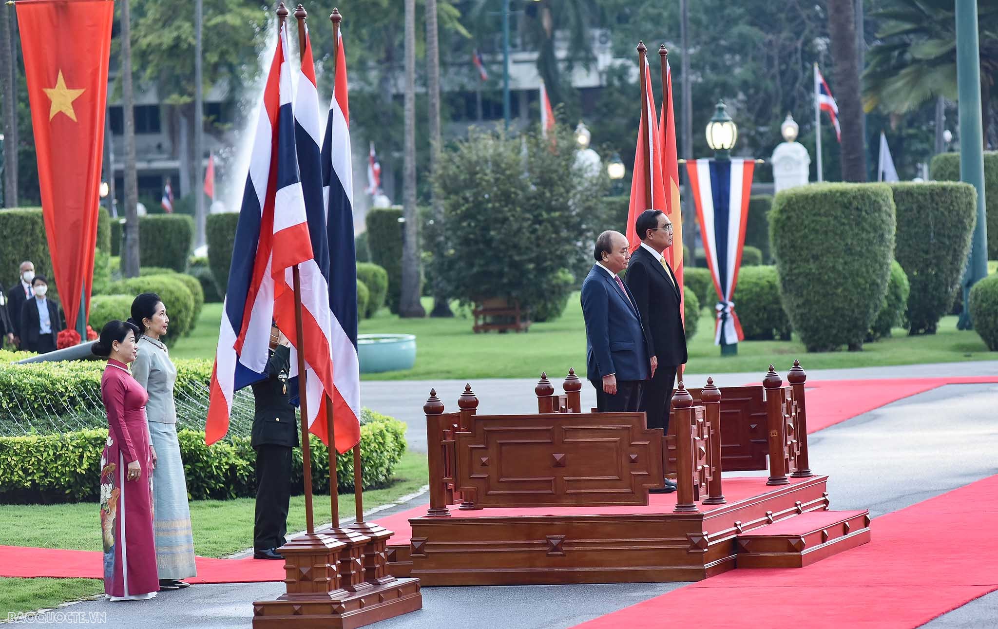 Lễ đón chính thức Chủ tịch nước và Phu nhân tại Tòa nhà Chính phủ Thái Lan