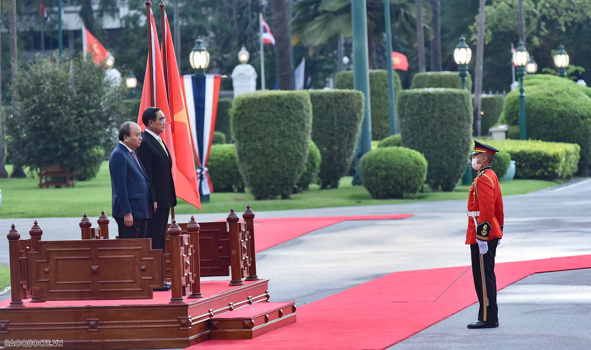 Lễ đón chính thức Chủ tịch nước và Phu nhân tại Tòa nhà Chính phủ Thái Lan