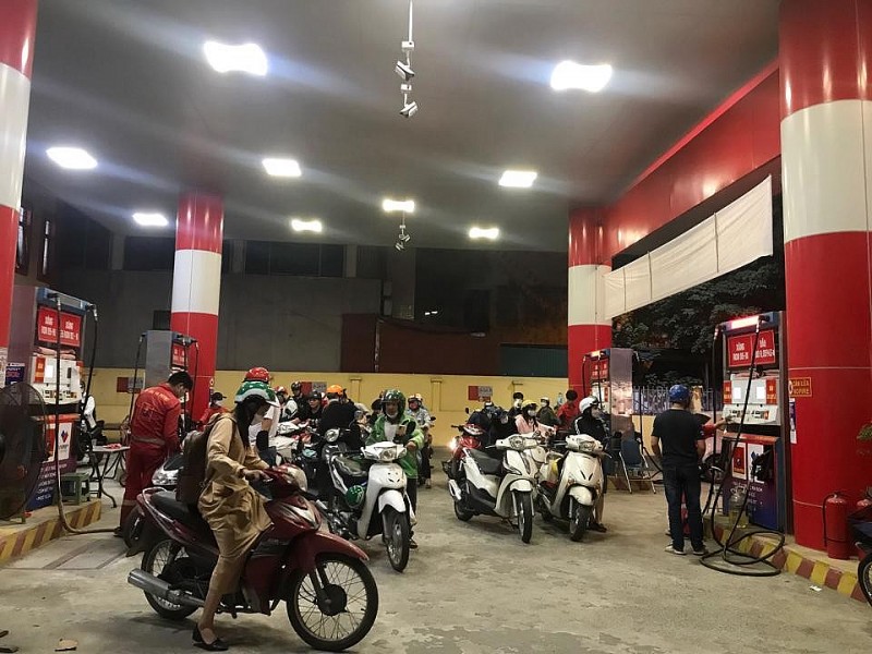 Giá xăng dầu hôm nay 17/11: Thế giới tăng nhẹ; tháo gỡ nguồn cung, các cây xăng tại Hà Nội đã 'dễ thở' hơn Giá xăng dầu hôm nay 17/11: Thế giới tăng nhẹ; tháo gỡ nguồn cung, các cây xăng tại Hà Nội đã 'dễ thở' hơn