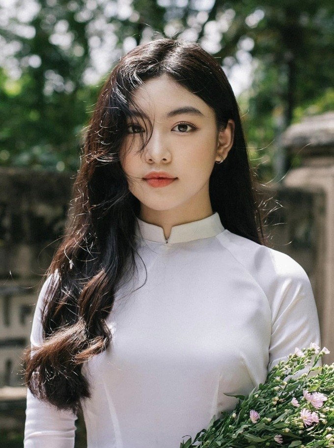 Con gái lớn MC Quyền Linh chia sẻ hình ảnh trước biển với trang phục màu xanh