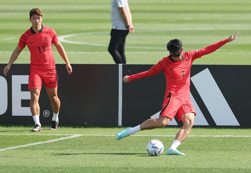 World Cup 2022: Son Heung Min đeo mặt nạ tập luyện ở Qatar World Cup 2022: Son Heung Min đeo mặt nạ tập luyện ở Qatar