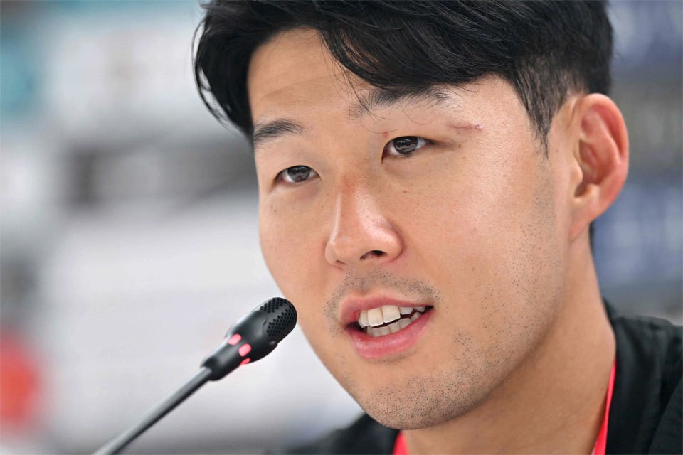World Cup 2022: Son Heung Min đeo mặt nạ tập luyện ở Qatar World Cup 2022: Son Heung Min đeo mặt nạ tập luyện ở Qatar