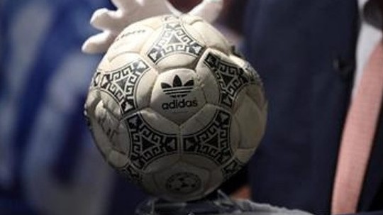 Trái bóng gắn với huyền thoại Maradona được bán 2,4 triệu USD