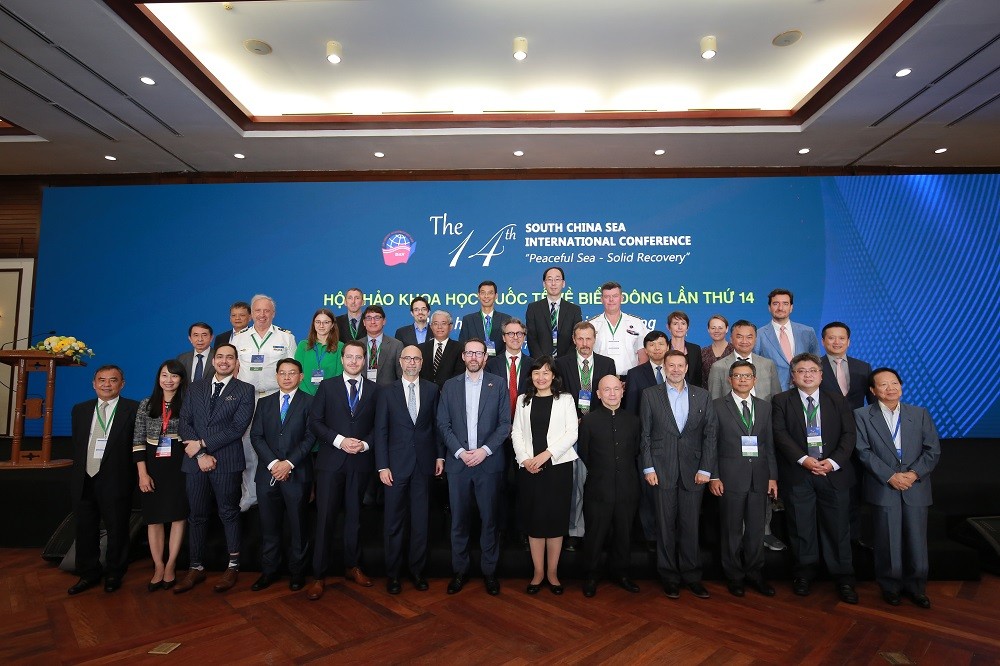 (11.17) Các đại biểu, diễn giả tham dự Hội thảo chụp ảnh lưu niệm. (Nguồn: HVNG)