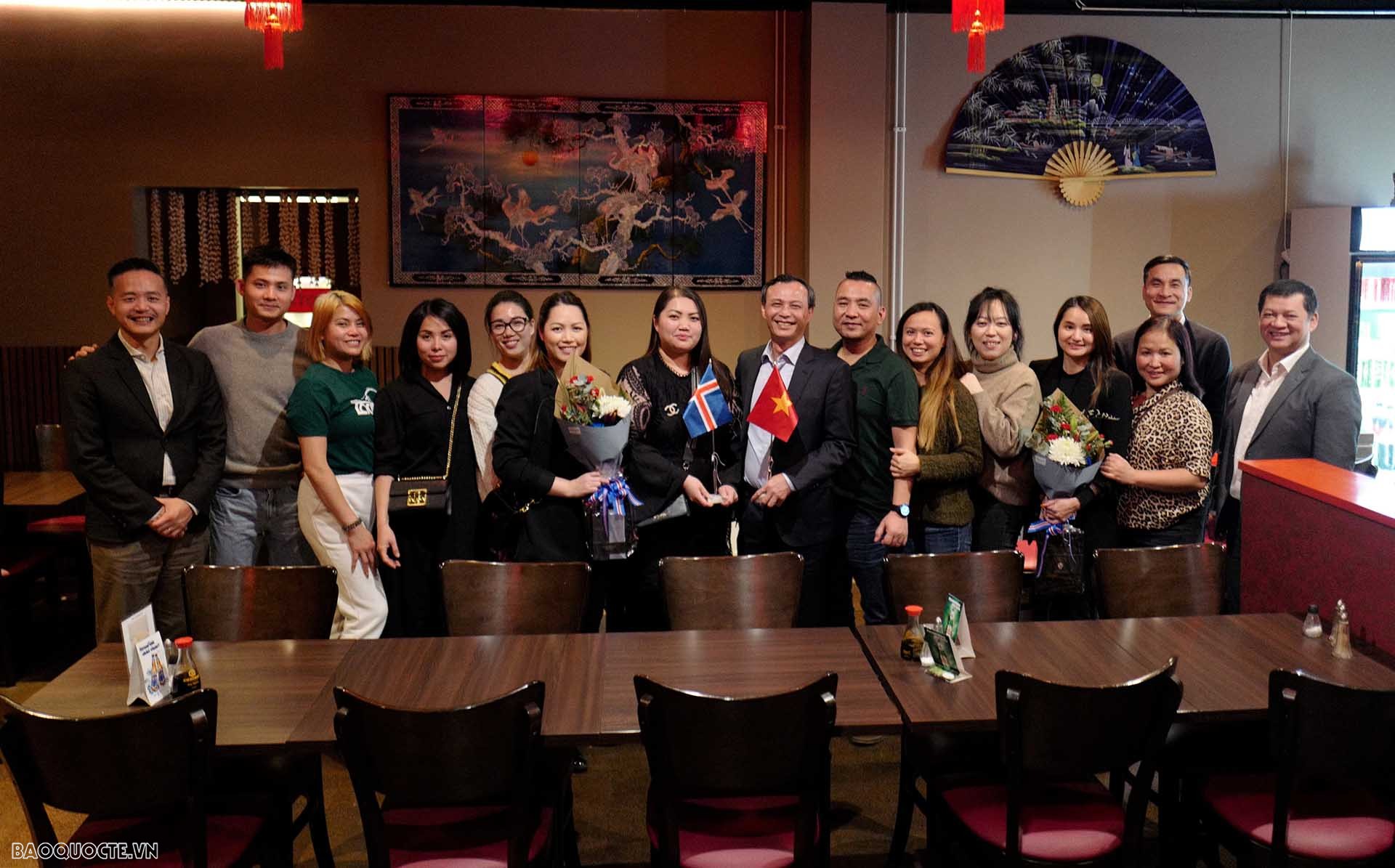 Đại sứ Lương Thanh Nghị chụp ảnh chung với Ban chấp hành Hội người Việt tại Iceland