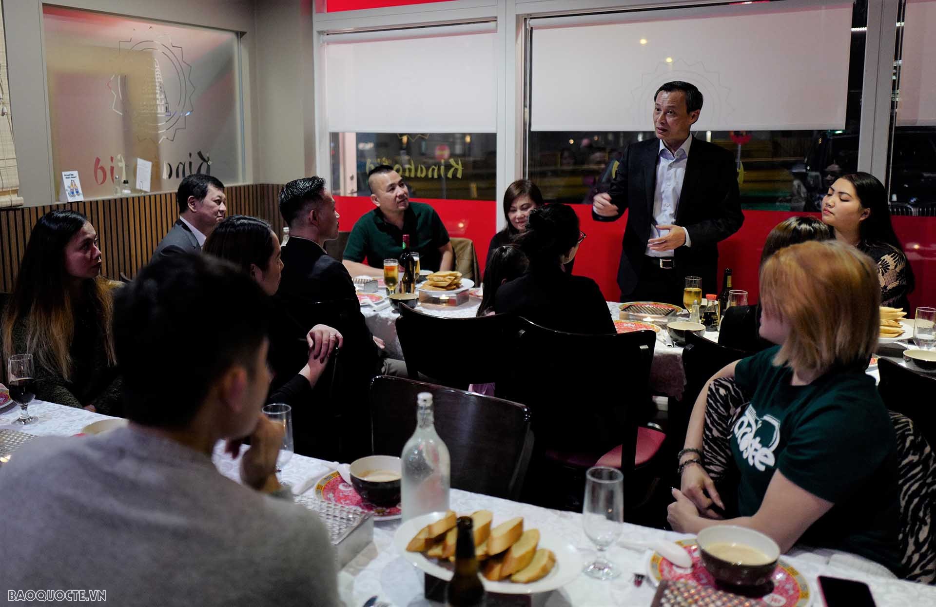 Đại sứ Lương Thanh Nghị gặp gỡ Ban chấp hành Hội người Việt tại Iceland.