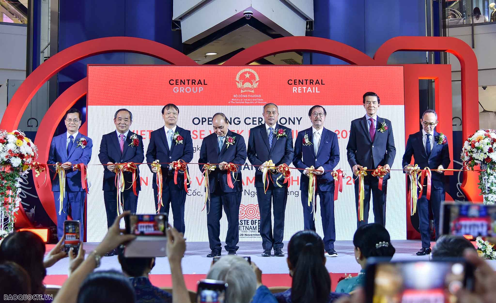 Chủ tịch nước Nguyễn Xuân Phúc cắt băng khởi động Tuần hàng Việt Nam tại Thái Lan