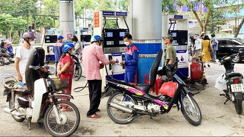 Giá xăng dầu hôm nay 18/11: Thế giới trượt dốc; lo khan hiếm, Đà Nẵng yêu cầu xử lý nghiêm việc 'găm hàng'