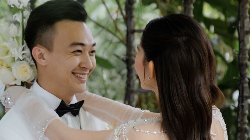 Khoảnh khắc 'tình bể bình' của cô dâu Lê Âu Ngân Anh và ông xã Phan Tô Ny