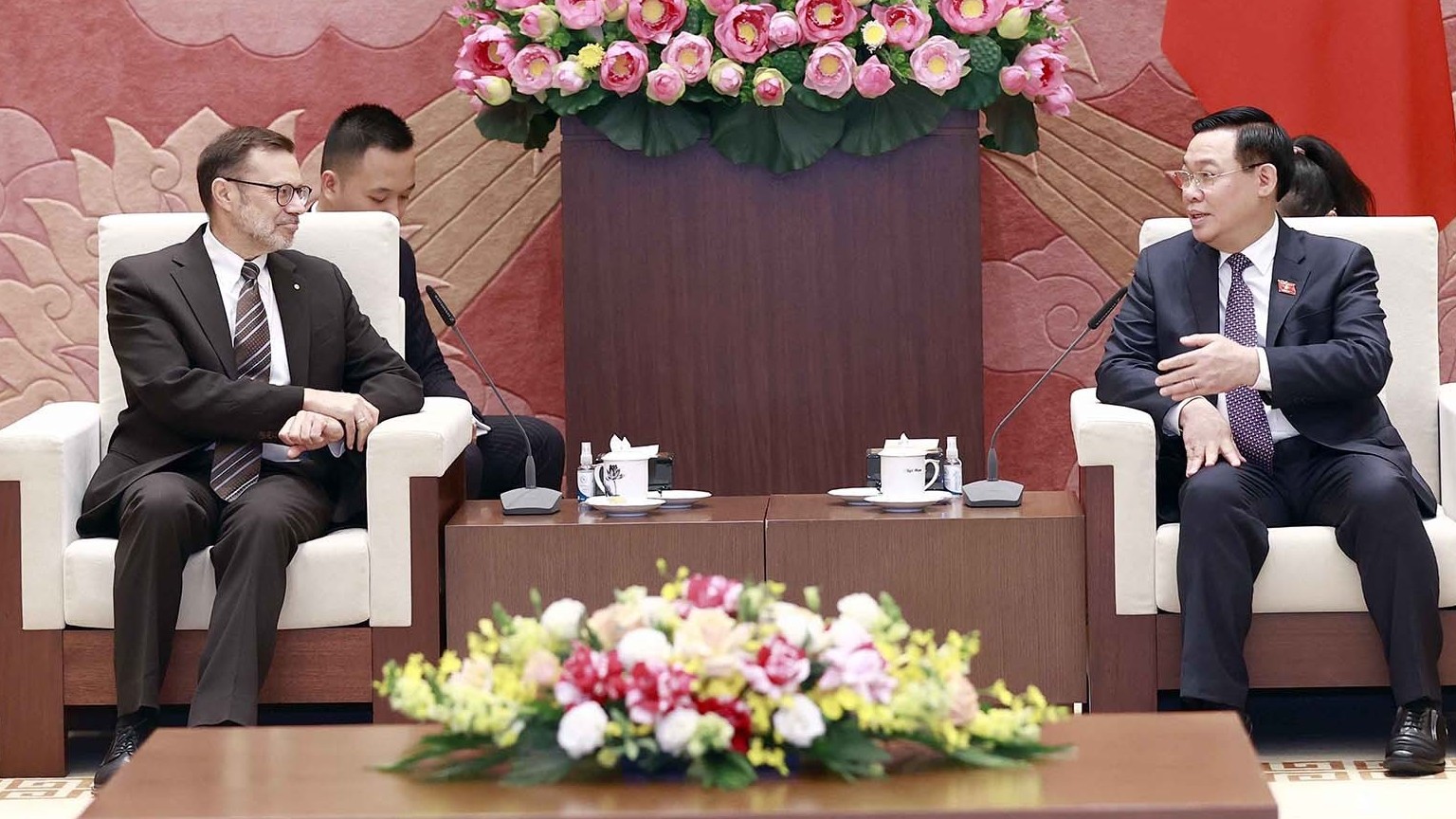 Chủ tịch Quốc hội Vương Đình Huệ tiếp Đại sứ Australia Andrew Goledzinowski