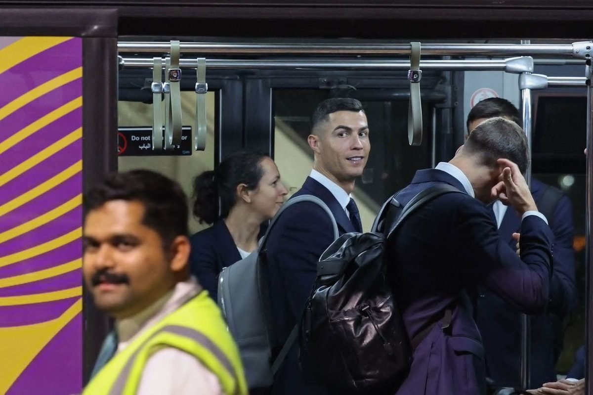 Ronaldo tươi cười khi lên xe buýt rời máy bay tại sân bay Hamad (Ảnh: Getty). Ronaldo tươi cười khi lên xe buýt rời máy bay tại sân bay Hamad (Ảnh: Getty).