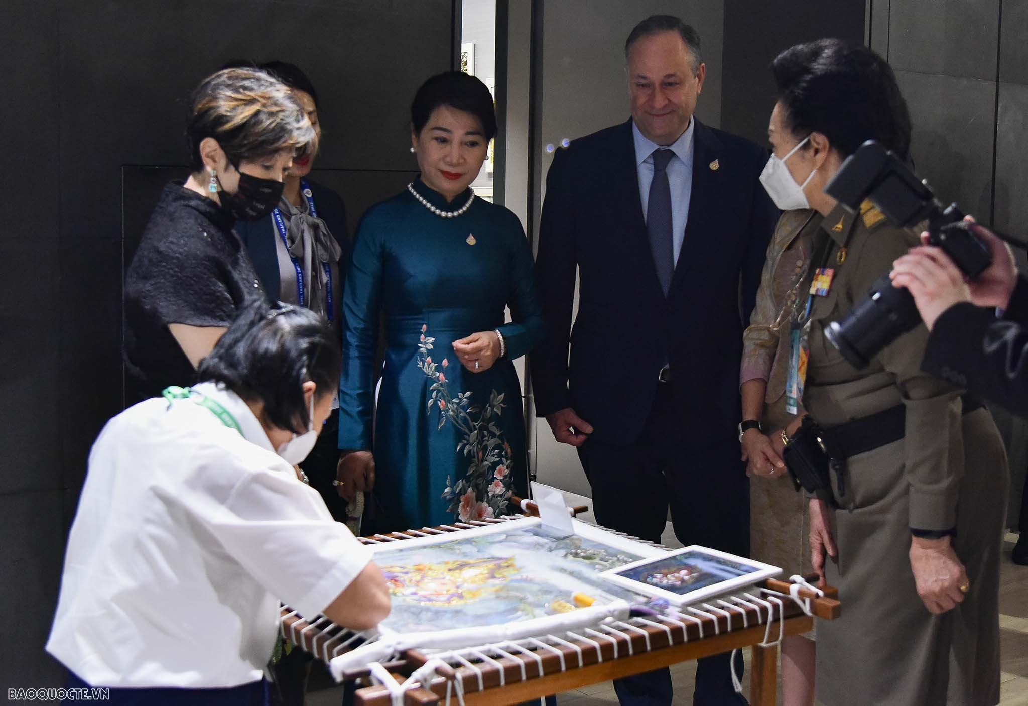 Các phu nhân, phu quân thăm quan các sản phẩm thủ công được trưng bày tại Bảo tàng.