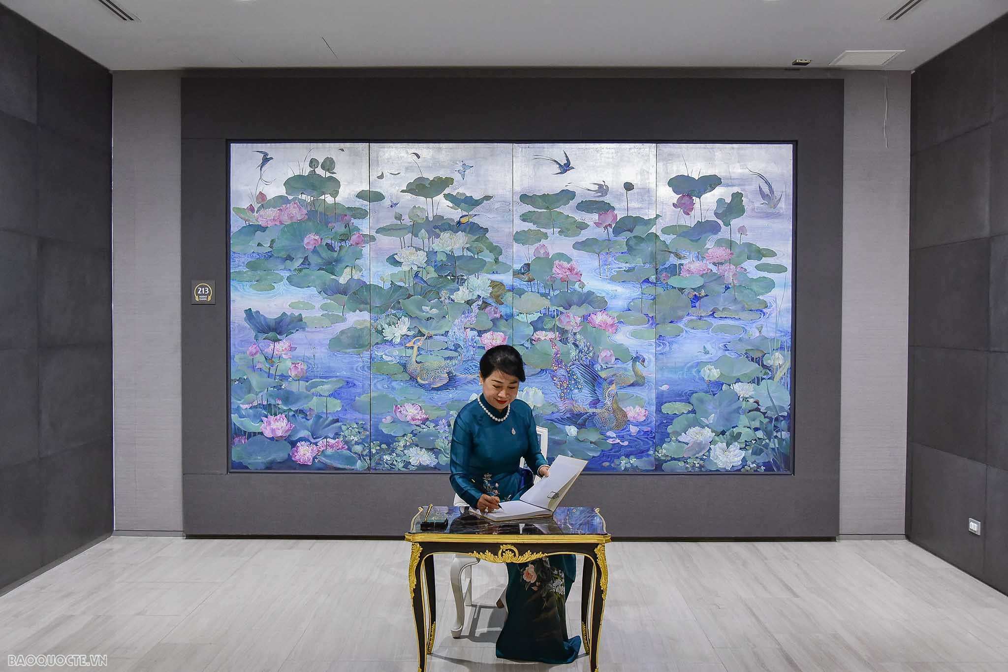 Kết thúc chương trình tham quan Bảo tàng, Phu nhân Chủ tịch nước Nguyễn Xuân Phúc, bà Trần Nguyệt Thu cùng các phu nhân, phu quân khác đã viết lưu bút tại Bảo tàng. Bà Trần Nguyệt Thu bày tỏ sự ấn tượng với các tác phẩm trong bảo tàng, cũng như văn hoá của đất nước xứ chùa Vàng, cũng như tinh thần vươn lên trước khó khăn của những người thợ lành nghề của Thái Lan.