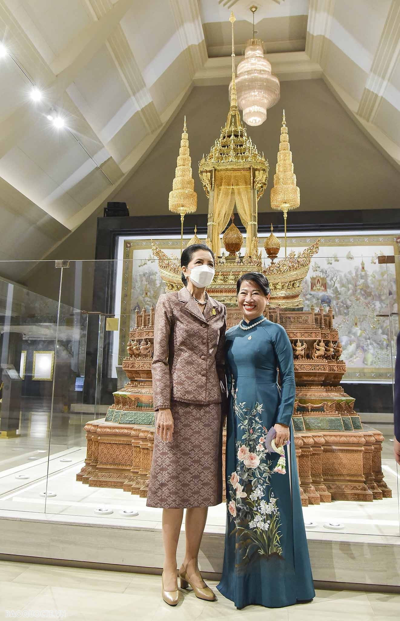 Phu nhân Chủ tịch nước cùng phu nhân, phu quân trưởng đoàn APEC tham quan Bảo tàng Hoàng gia Thái Lan