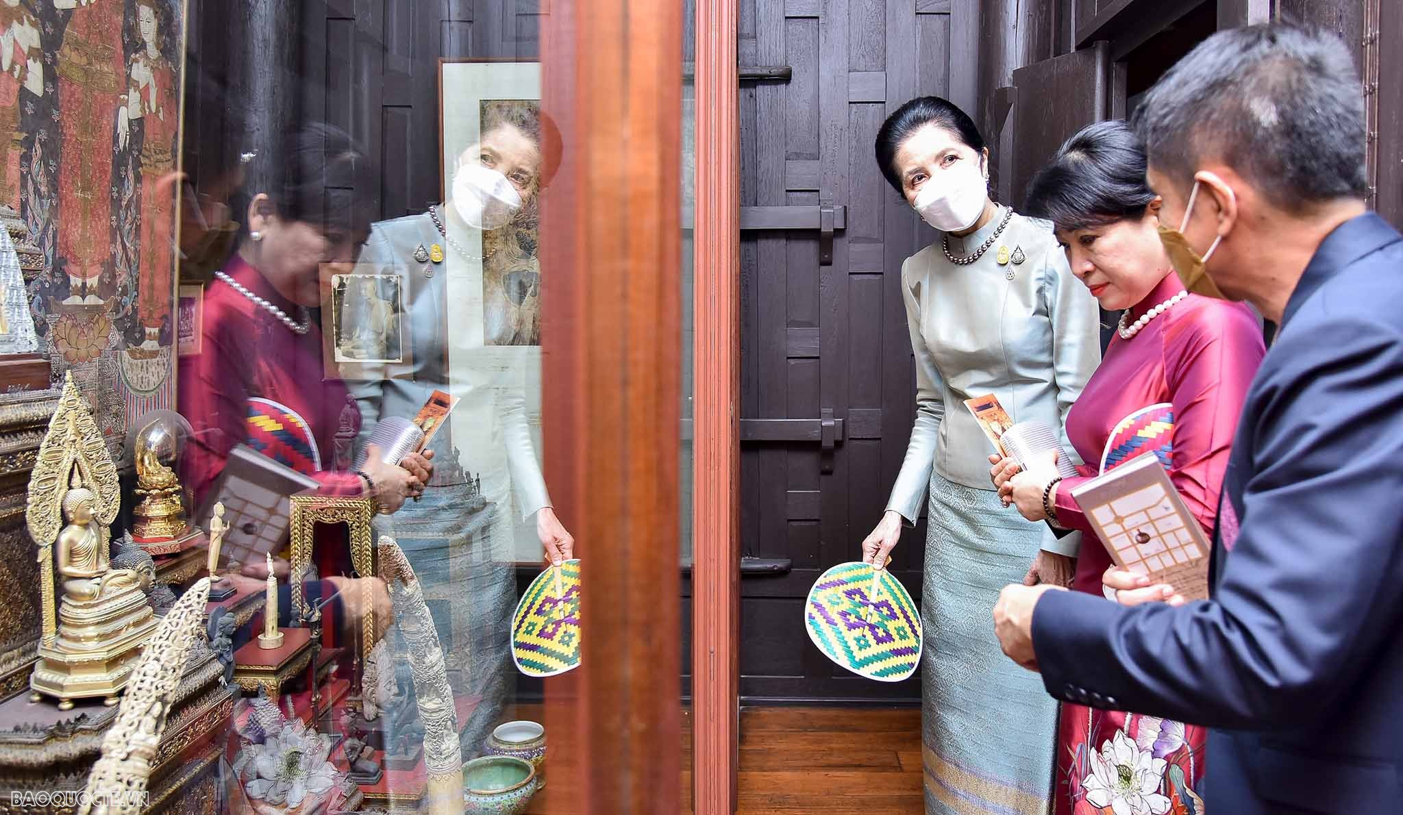 Phu nhân Chủ tịch nước cùng phu nhân, phu quân trưởng đoàn APEC thăm quan Bảo tàng Hoàng gia Thái Lan