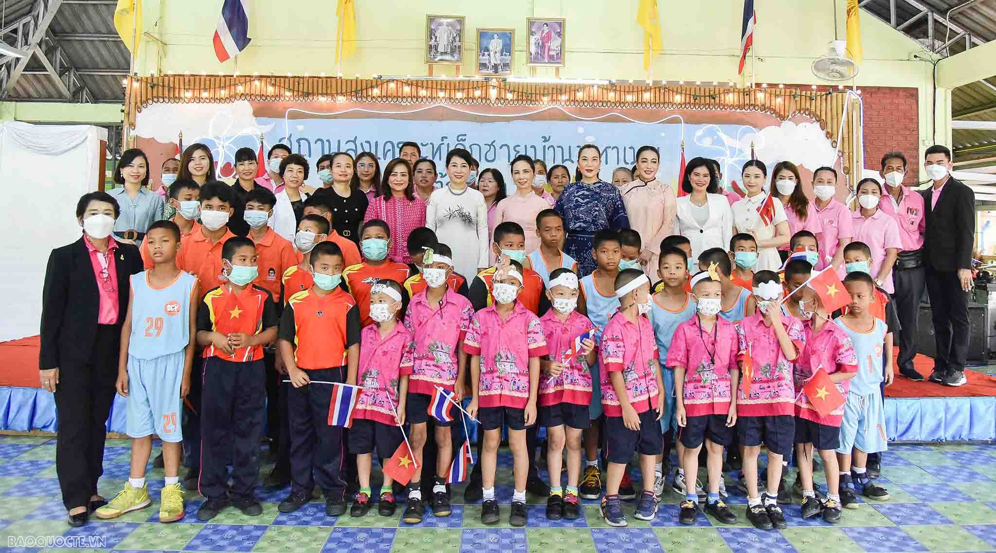 Phu nhân Chủ tịch nước cùng phu nhân, phu quân trưởng đoàn APEC thăm quan Bảo tàng Hoàng gia Thái Lan