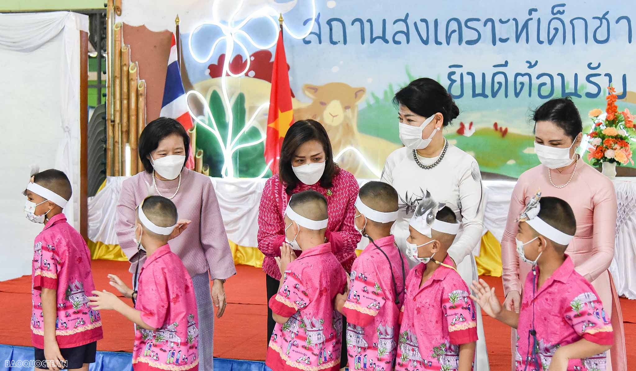 Phu nhân Chủ tịch nước cùng phu nhân, phu quân trưởng đoàn APEC thăm quan Bảo tàng Hoàng gia Thái Lan