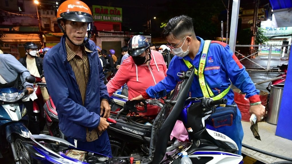 Giá xăng dầu hôm nay 20/11: Tuần 'rơi tự do'; sau nhiều kỳ tăng liên tiếp, ngày mai giá xăng trong nước có thể quay đầu giảm