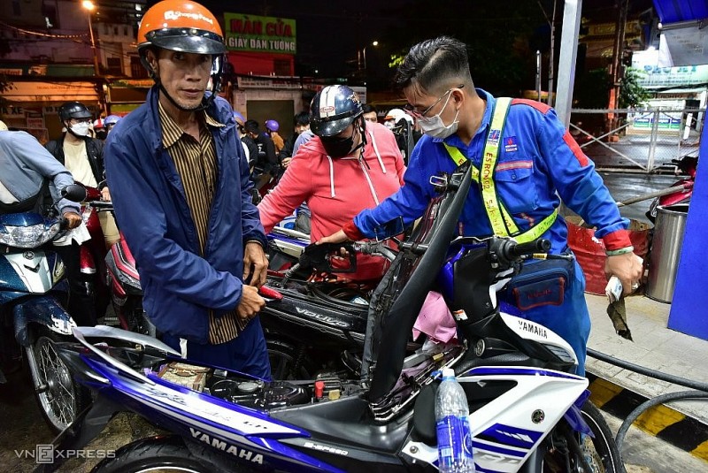 Giá xăng dầu hôm nay 20/11: Tuần 'rơi tự do'; trong nước giá xăng có thể quay đầu giảm sau nhiều kỳ tăng liên tiếp