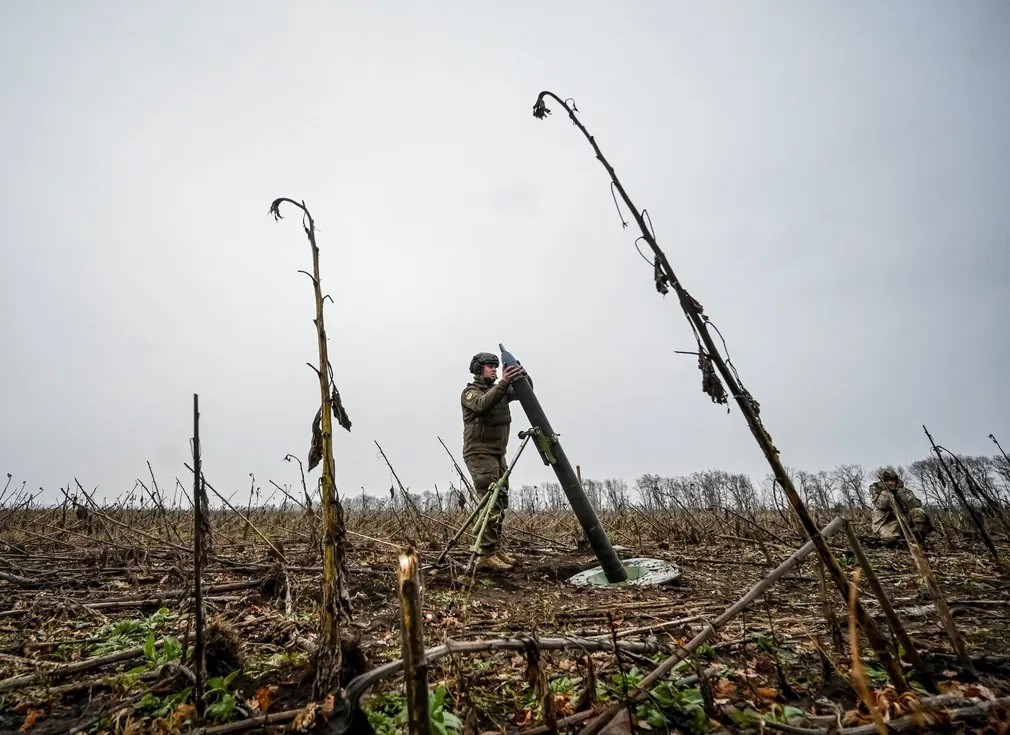 Binh sĩ Ukraine bắn súng cối tại Zaporizhzhia, Ukraine. (Nguồn: Reuters)