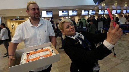 Điểm tin thế giới sáng 21/11: Phó Tổng thống Mỹ đến Philippines, lý do Bộ trưởng Nội vụ Nhật Bản từ chức, Tổng thống Pháp cáo buộc Nga