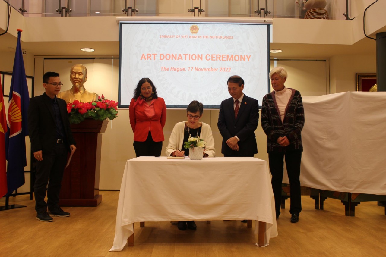 Đại sứ quán Việt Nam tại Hà Lan tổ chức tiếp nhận quà tặng nghệ thuật Mối đồng cảm nghệ thuật vượt biên giới