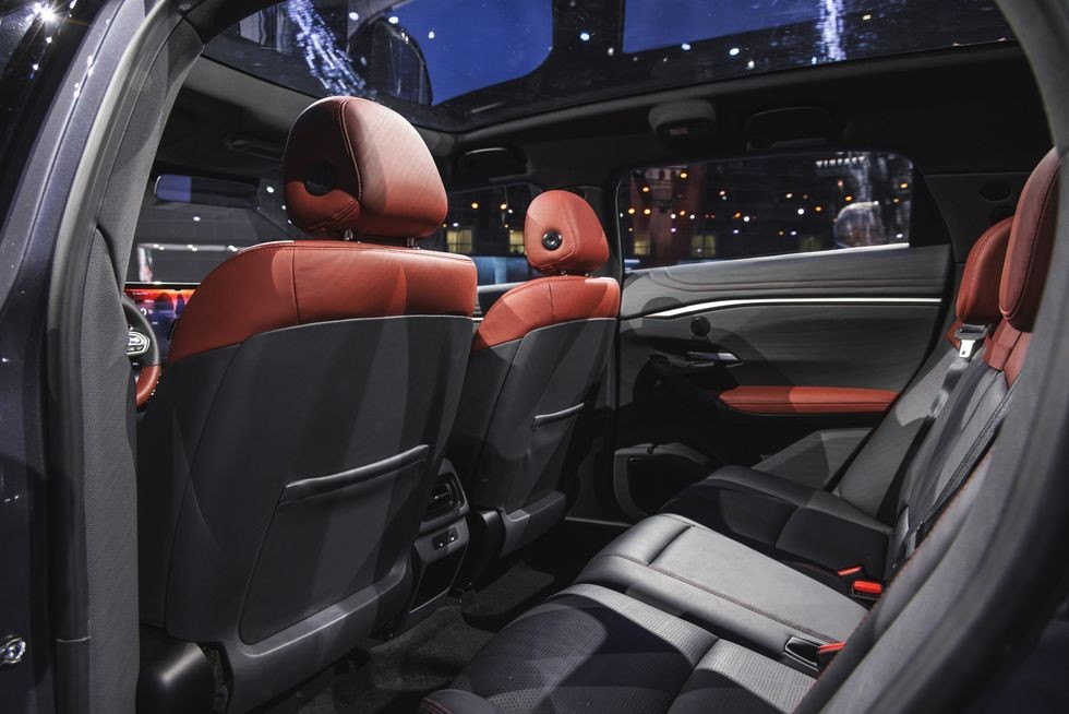 Cận cảnh chi tiết VinFast VF7 tại Los Angeles Auto Show 2022