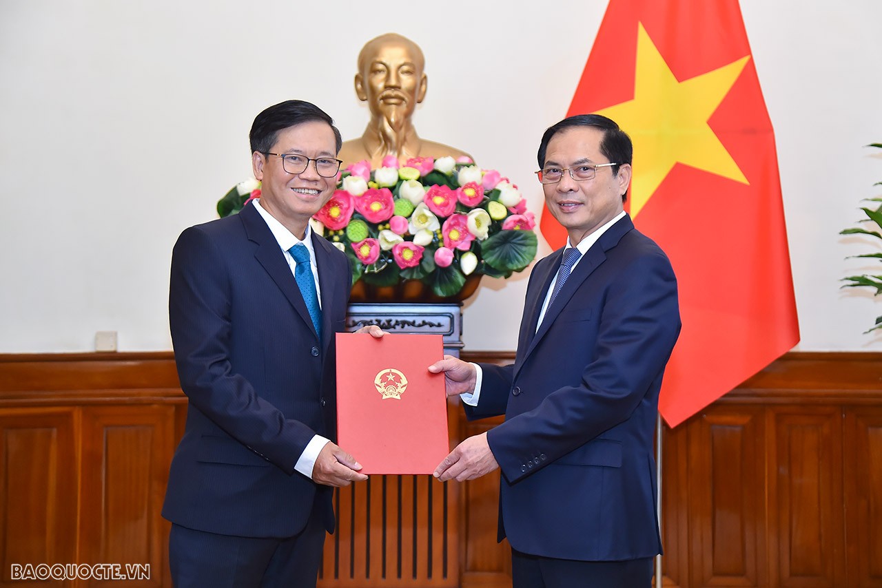 Tại buổi lễ, Ủy viên Trung ương Đảng, Bộ trưởng Ngoại giao Bùi Thanh Sơn trao quyết định bổ nhiệm ông Hoàng Anh Tuấn, Phó Giám đốc Học viện Ngoại giao giữ chức Tổng Lãnh sự Việt Nam tại San Francisco, Hoa Kỳ.