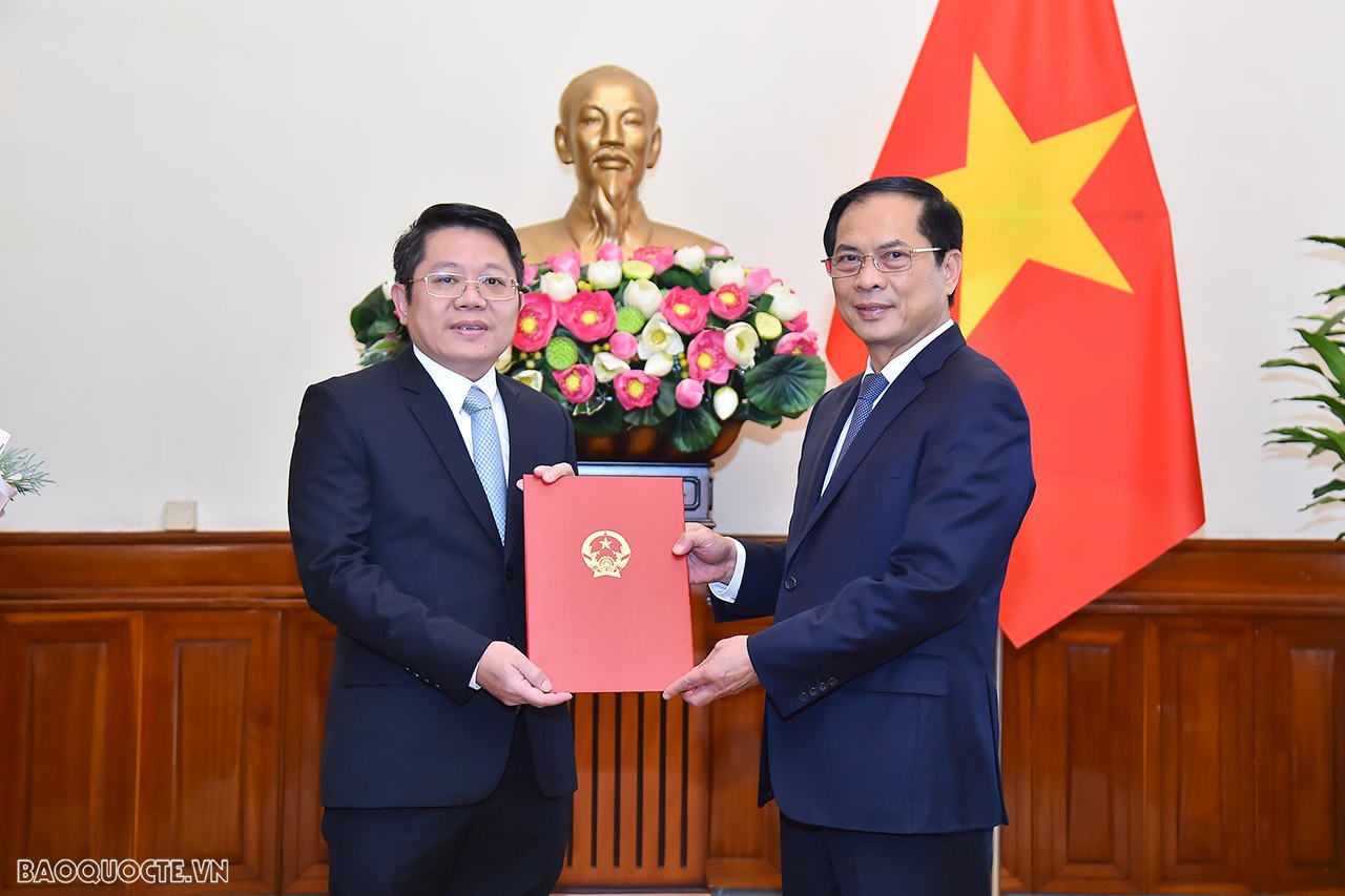 Ủy viên Trung ương Đảng, Bộ trưởng Ngoại giao Bùi Thanh Sơn trao quyết định bổ nhiệm bổ nhiệm ông Ngô Trịnh Hà, Phó Chủ nhiệm Ủy ban nhà nước về người Việt Nam ở nước ngoài, giữ chức Tổng Lãnh sự Việt Nam tại Osaka, Nhật Bản. 