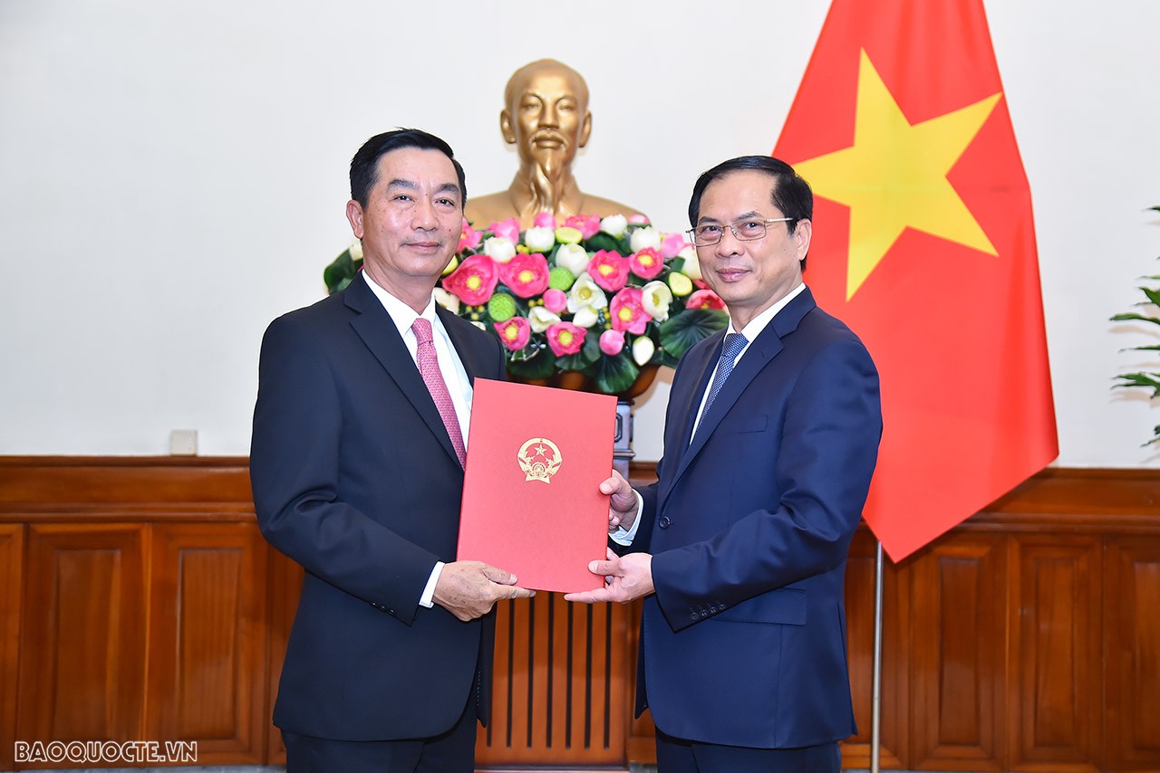 Ủy viên Trung ương Đảng, Bộ trưởng Ngoại giao Bùi Thanh Sơn trao quyết định bổ nhiệm bổ nhiệm ông Hoàng Minh Sơn, Cục trưởng Cục Quản trị Tài vụ, giữ chức Tổng Lãnh sự Việt Nam tại Côn Minh, Trung Quốc.