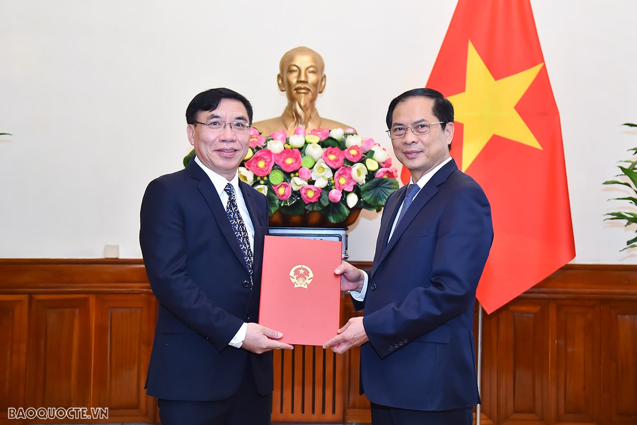 Ủy viên Trung ương Đảng, Bộ trưởng Ngoại giao Bùi Thanh Sơn trao quyết định bổ nhiệm ông Lại Xuân Chiến, Công sứ - Người thứ hai Đại sứ quán Việt Nam tại Campuchia, giữ chức Tổng Lãnh sự Việt Nam tại Sihanoukville, Campuchia.