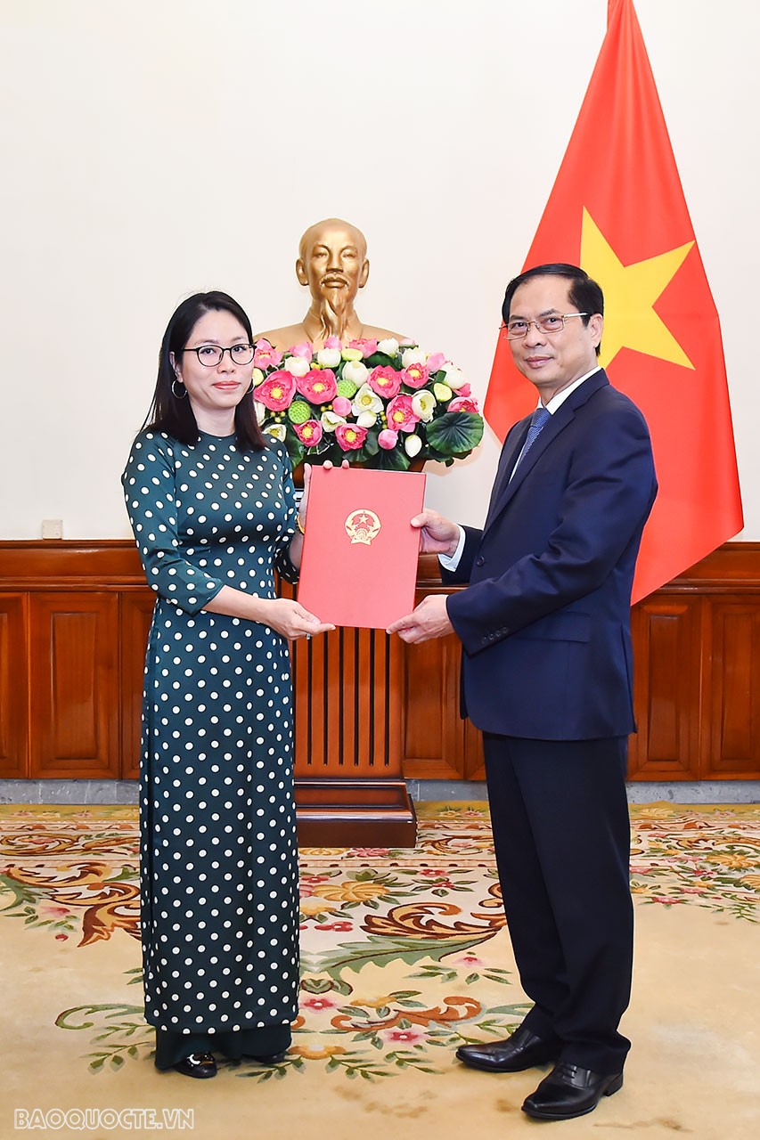 Ủy viên Trung ương Đảng, Bộ trưởng Ngoại giao Bùi Thanh Sơn trao quyết định bổ nhiệm bà Nguyễn Thanh Hà, Phó Chánh Thanh tra Bộ, giữ chức Tổng Lãnh sự Việt Nam tại Perth, Australia.