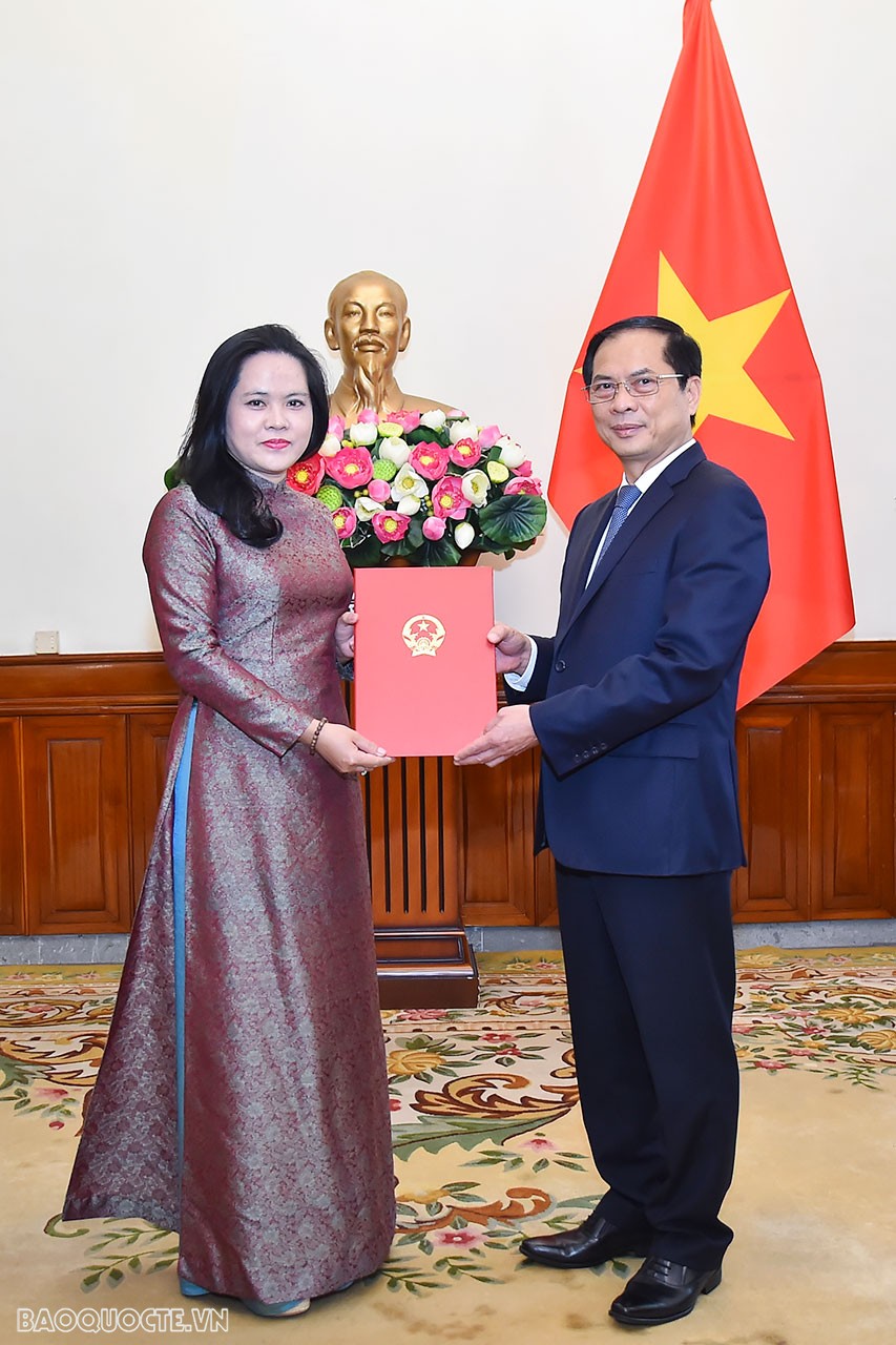 Ủy viên Trung ương Đảng, Bộ trưởng Ngoại giao Bùi Thanh Sơn trao quyết định bổ nhiệm bà Vũ Chi Mai, Phó Vụ trưởng Vụ Quan hệ kinh tế, Khoa học và công nghệ, Ủy ban Nhà nước về người Việt Nam ở nước ngoài, giữ chức Tổng Lãnh sự Việt Nam tại Fukuoka, Nhật Bản.