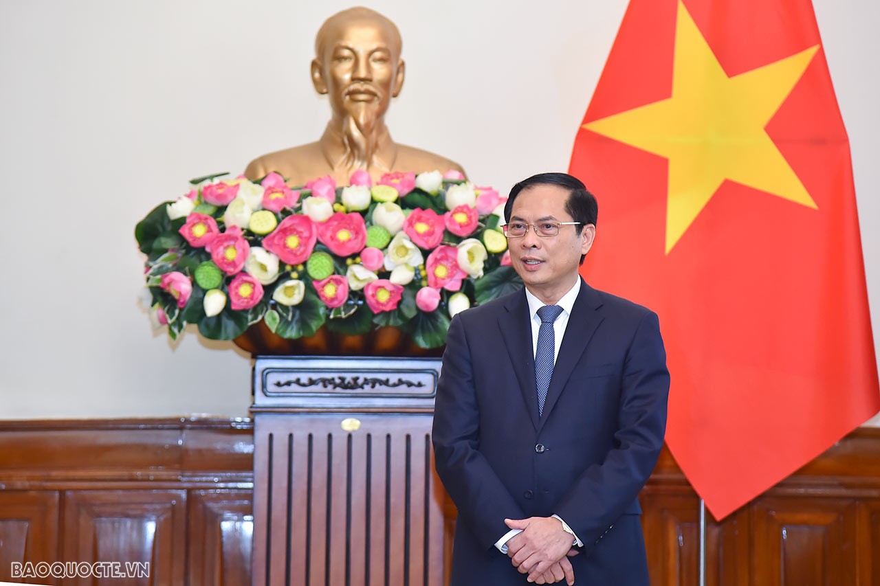 Phát biểu tại Lễ trao quyết định bổ nhiệm, Bộ trưởng Ngoại giao Bùi Thanh Sơn chúc mừng các cán bộ vừa được bổ nhiệm làm Tổng Lãnh sự Việt Nam tại các địa bàn. Bộ trưởng nhấn mạnh, đây là sự tin tưởng của Ban cán sự Đảng Bộ, Lãnh đạo Bộ đối với năng lực và kinh nghiệm của các cán bộ. Giao nhiệm vụ cụ thể đối với từng cán bộ, Bộ trưởng đề nghị các tân Tổng Lãnh sự tiếp tục thúc đẩy mạnh mẽ quan hệ hợp tác giữa địa phương, doanh nghiệp hai nước trên tất cả các mặt: chính trị, trọng tâm là kinh tế, văn hóa-xã hội, bảo hộ công dân… đi vào thực chất, hiệu quả. Trong bối cảnh ngành còn nhiều khó khăn hiện nay, Bộ trưởng mong muốn các tân Tổng Lãnh sự phát huy năng lực và sở trường, lãnh đạo đơn vị đoàn kết, hoàn thành tốt nhiệm vụ được giao, đóng góp tích cực vào việc xây dựng ngành Ngoại giao Việt Nam toàn diện, hiện đại, phục vụ phát triển đất nước và bảo vệ Tổ quốc. 