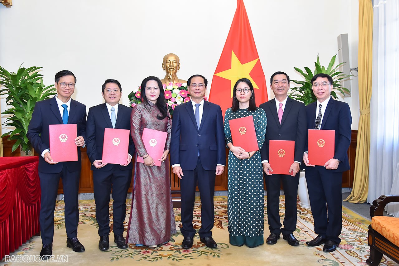 Trong phát biểu của mình, các cán bộ được bổ nhiệm làm Tổng Lãnh sự Việt Nam tại các nước cảm ơn lời căn dặn của Bộ trưởng Ngoại giao Bùi Thanh Sơn; khẳng định sẽ luôn nỗ lực hết sức mình, phát huy năng lực, không ngừng học hỏi để làm tốt công tác, nhiệm vụ được Đảng, Nhà nước và nhân dân giao phó để đóng góp vào thành công chung của công tác đối ngoại.