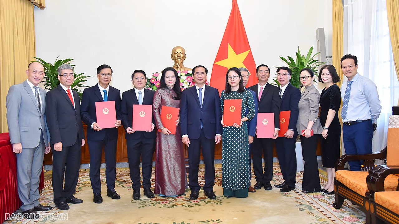 Tham dự buổi lễ trao quyết định có đồng chí Trần Ngọc An, Vụ trưởng Vụ Tổ chức cán bộ và thủ trưởng các đơn vị có liên quan của Bộ Ngoại giao.