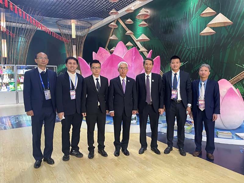 Đại sứ Phạm Sao Mai thăm Khu Triển lãm hàng hóa thường xuyên của Việt Nam tại Trung tâm Hội chợ triển lãm Điền Trì, Côn Minh