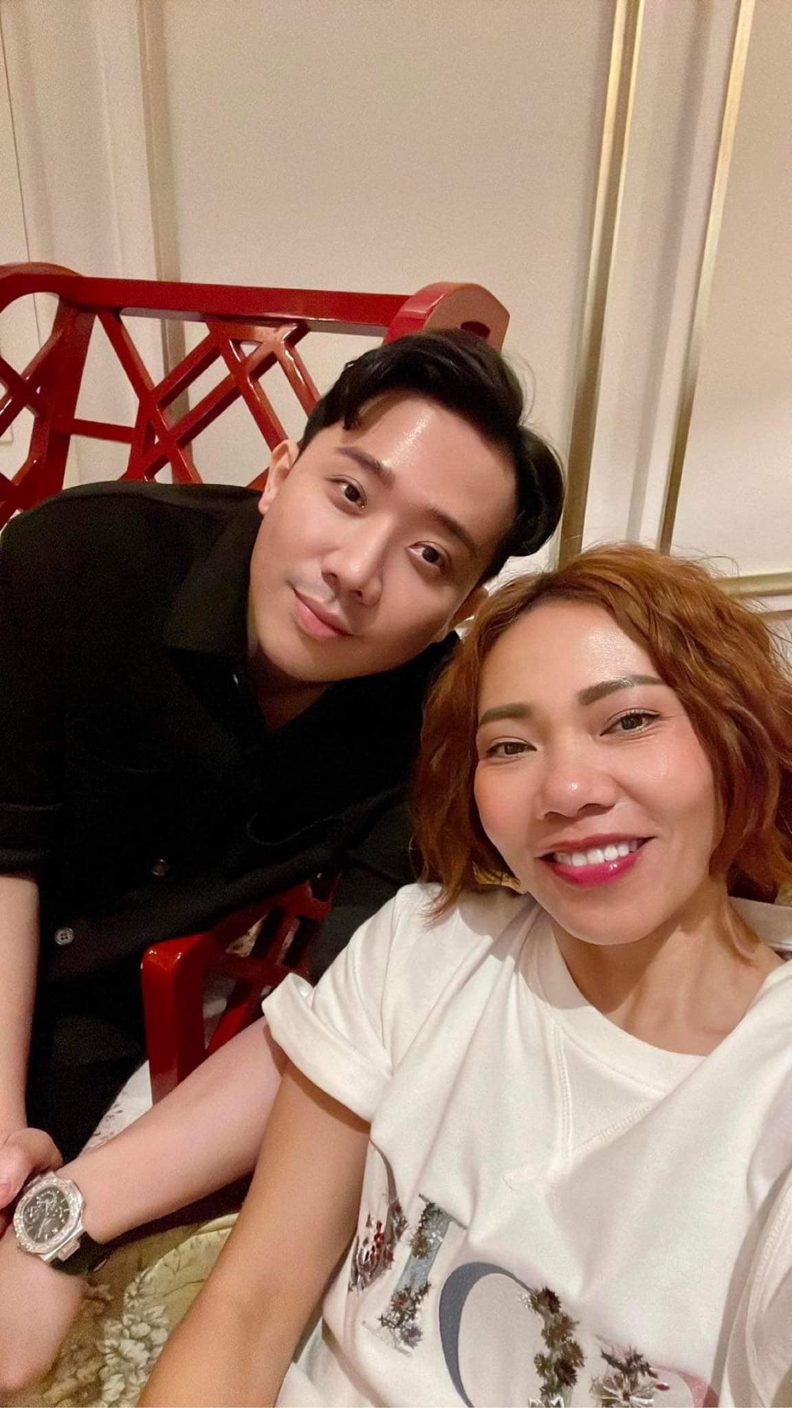 Tự Long bên các người đẹp World Cup