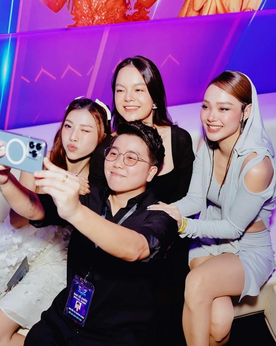 Tự Long bên các người đẹp World Cup