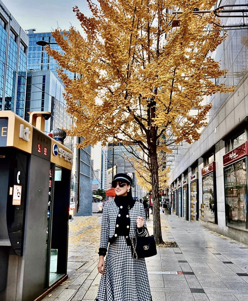 Tự Long đăng ảnh bên các người đẹp World Cup,