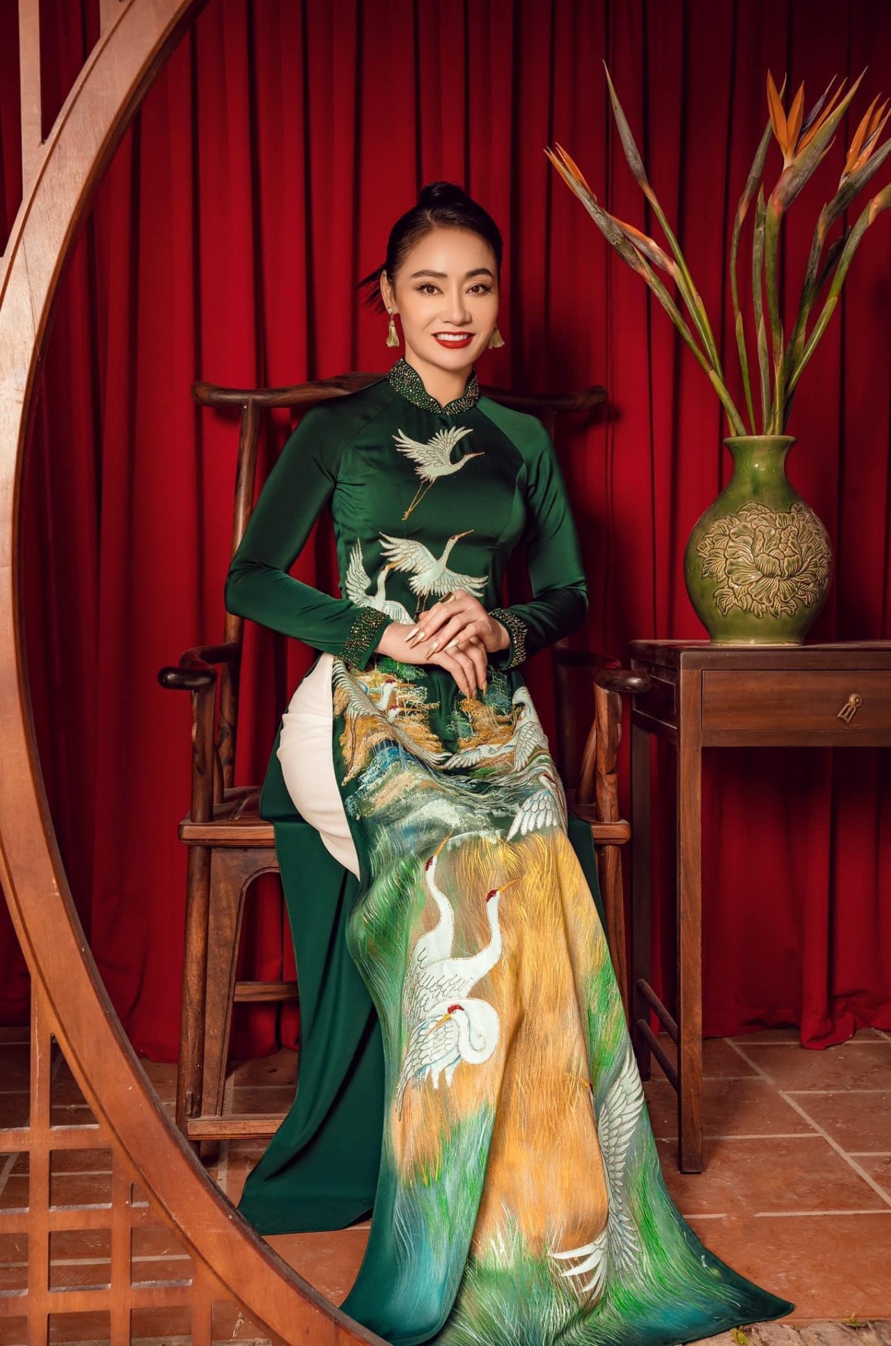 Tự Long đăng ảnh bên các người đẹp World Cup,